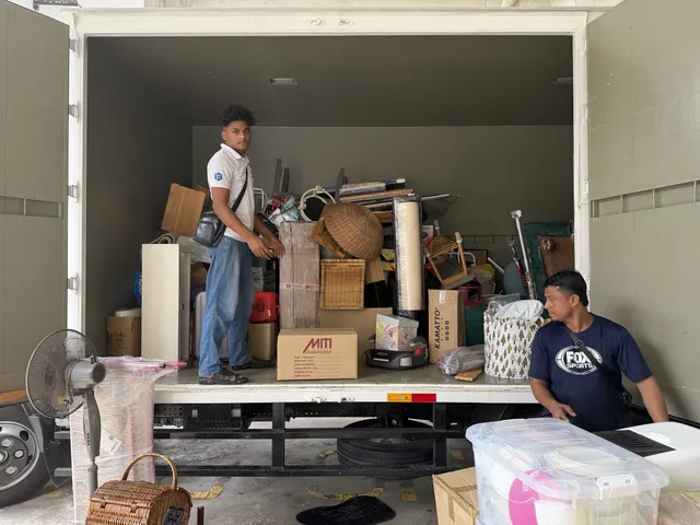Fully packed lorry with the M3 Movers crew