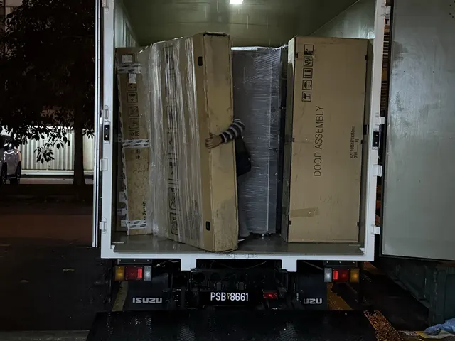 Night-time loading of a packed lorry