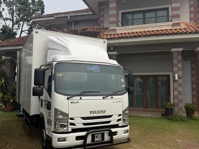 M3 Movers lorry outside a bungalow